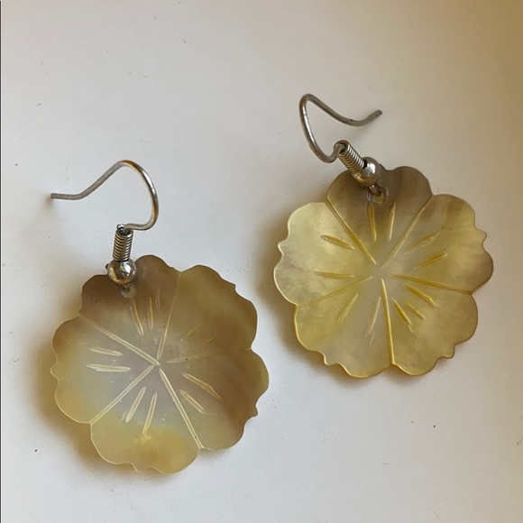 Shell Earrings as Cherry Blossom🌸🐚Made in Hawaii - Picture 2 of 3